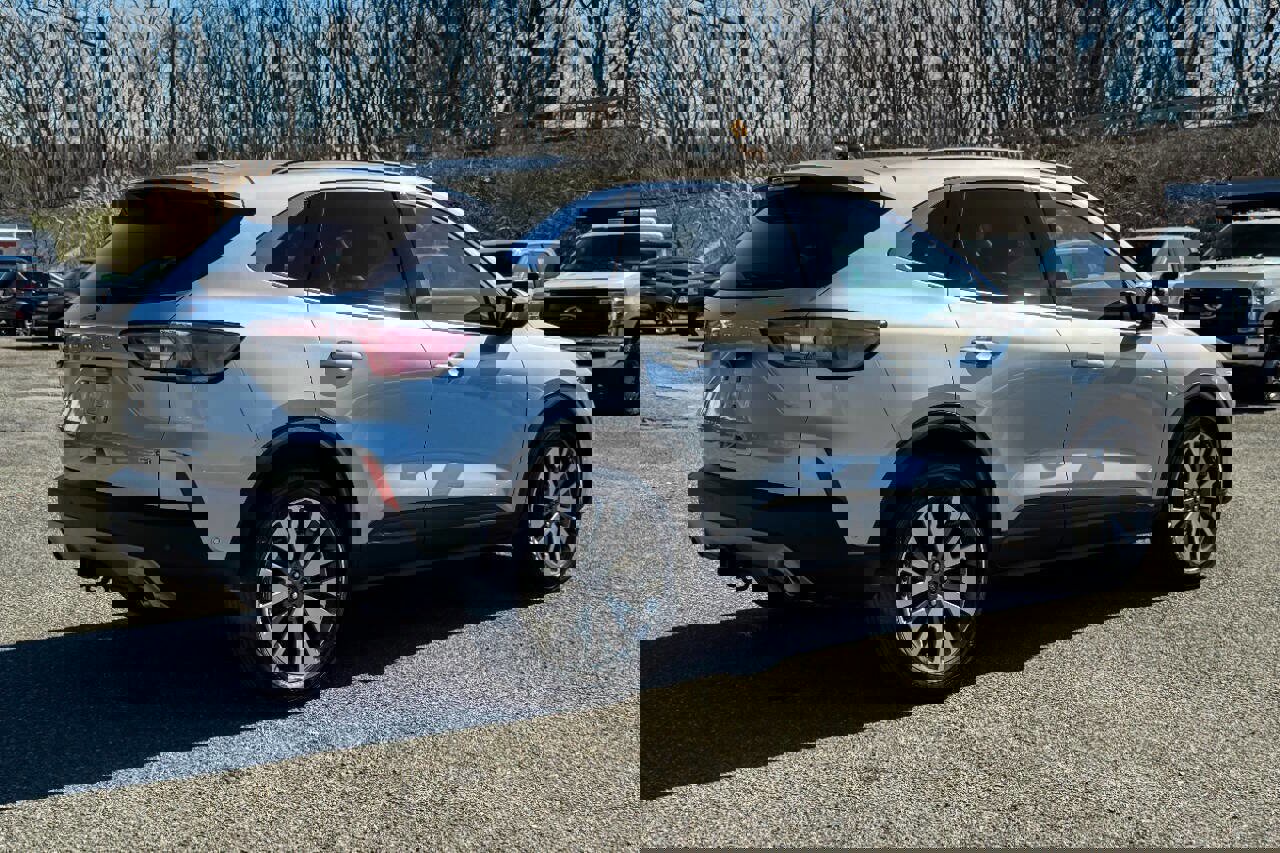 Used 2020 Ford Escape Titanium image 3