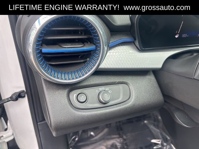 Used 2025 Chevrolet Trax LT w/ LT Convenience Package FWD image 11