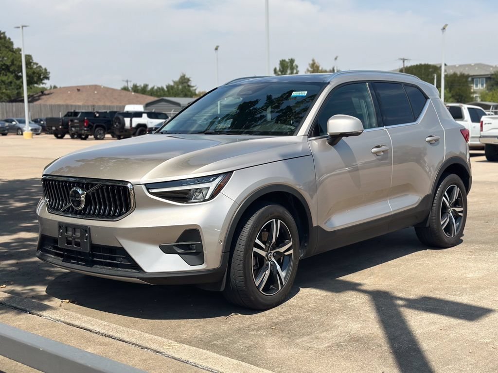 Used 2023 Volvo XC40 B5 Plus AWD/4WD image 8