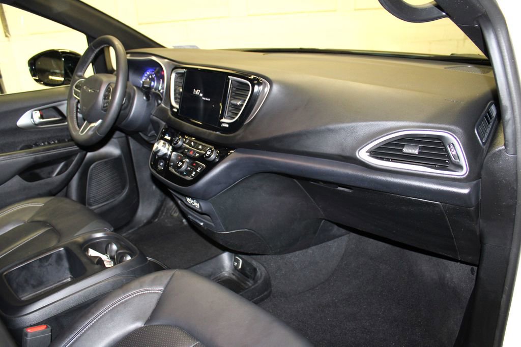 Used 2025 Chrysler Pacifica Select image 29