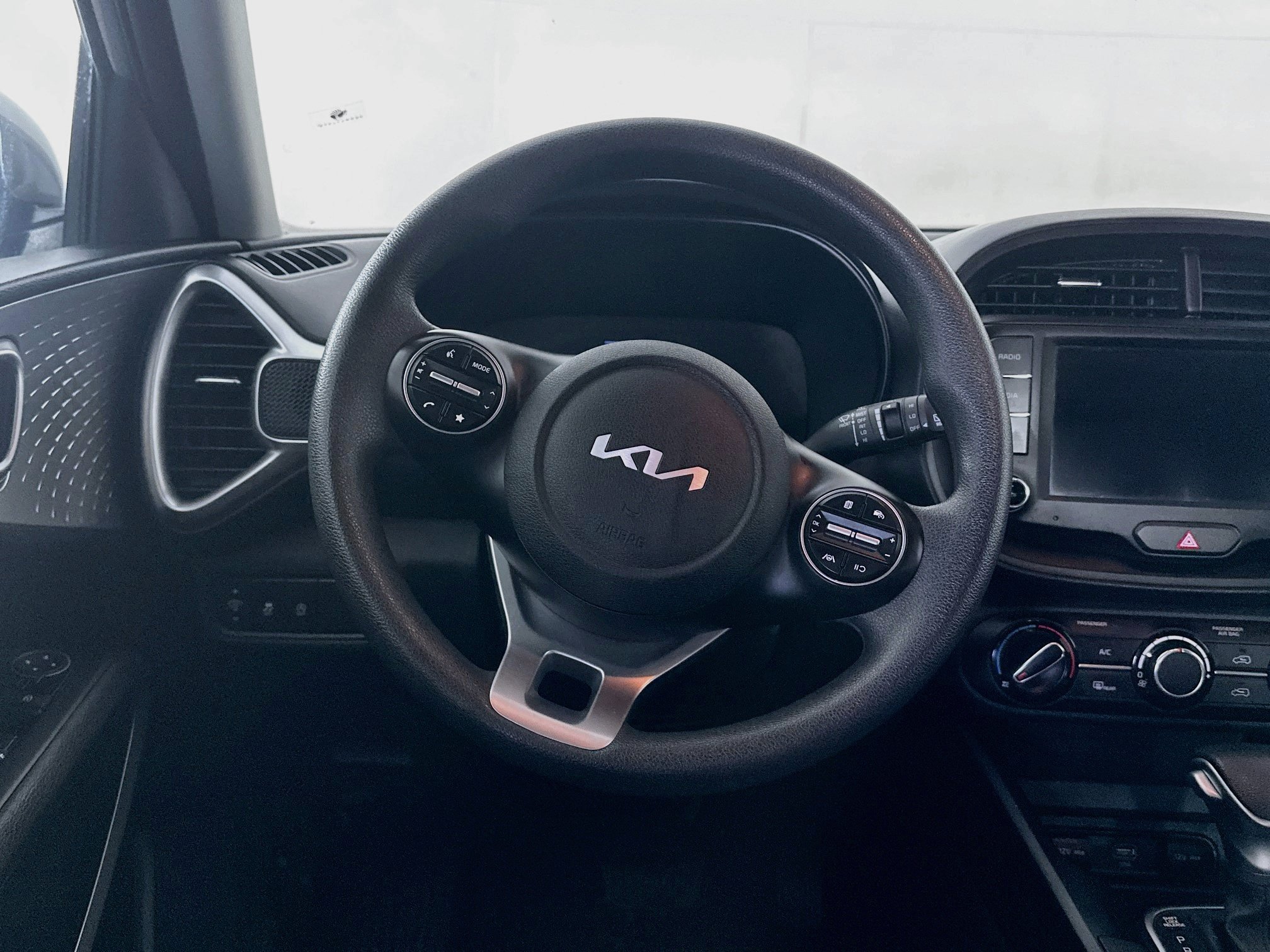 Used 2025 Kia Soul LX w/ LX Technology Package FWD image 18