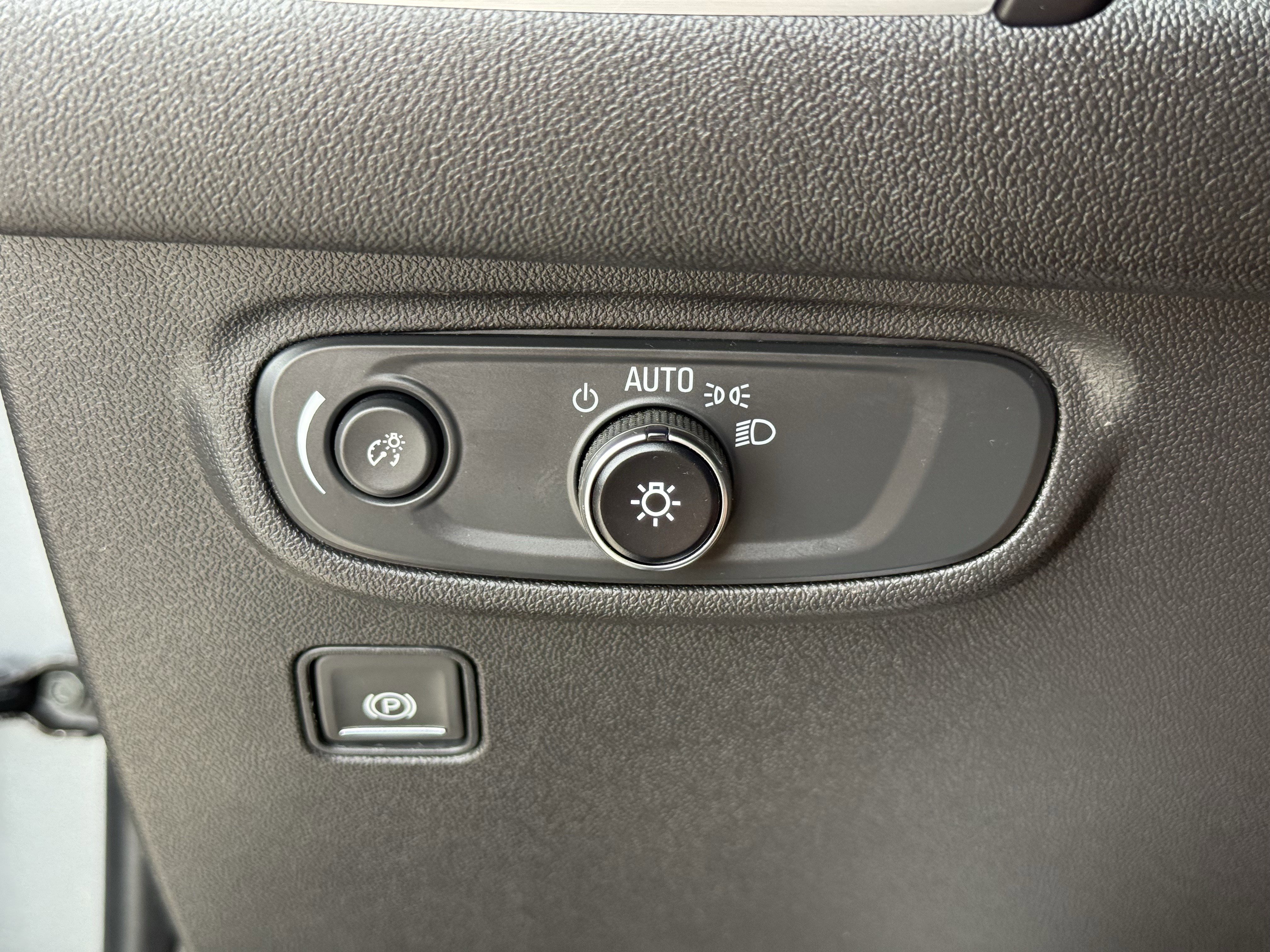 Used 2024 GMC Terrain SLE w/ Driver Convenience Package image 25