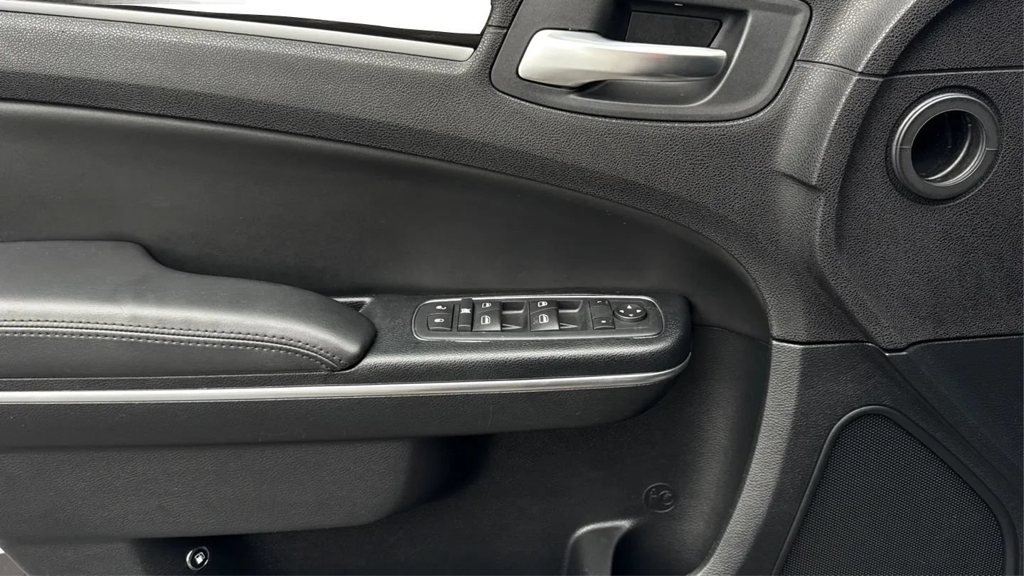Used 2015 Chrysler 300 Limited RWD image 37