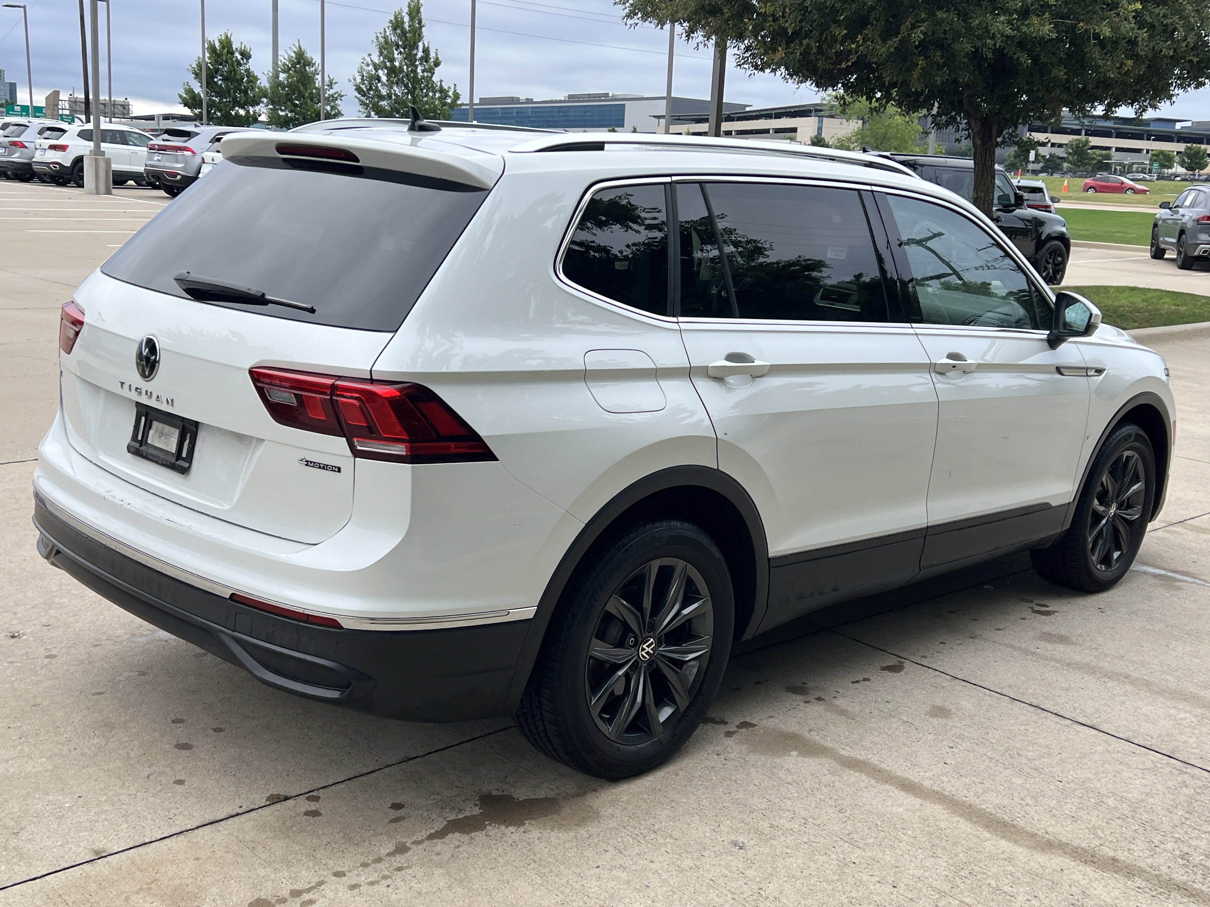 Certified 2023 Volkswagen Tiguan SE w/ Panoramic Sunroof Package AWD/4WD image 10