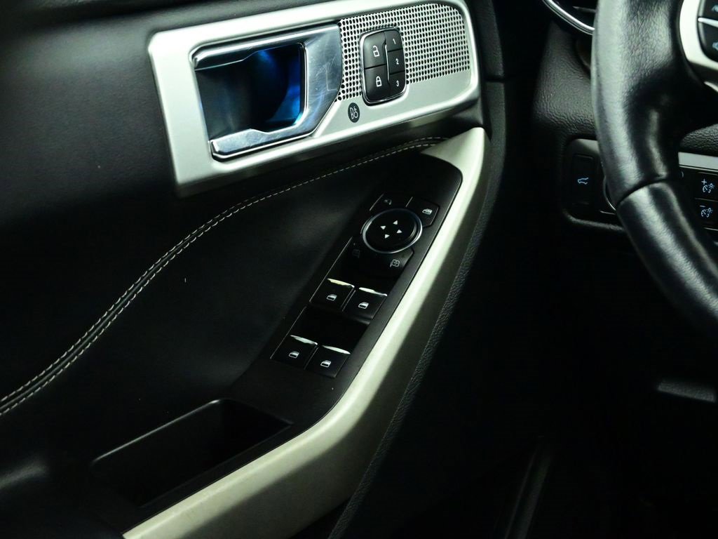 Used 2022 Ford Explorer Limited w/ Equipment Group 301A image 8