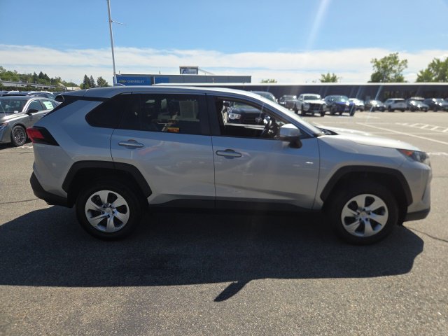 Used 2022 Toyota RAV4 LE AWD/4WD image 4