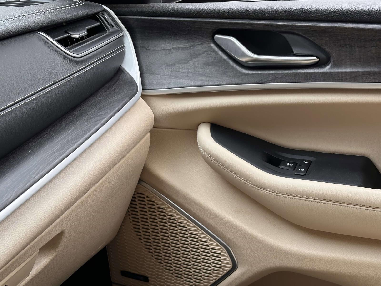 Used 2022 Jeep Grand Cherokee Limited image 29