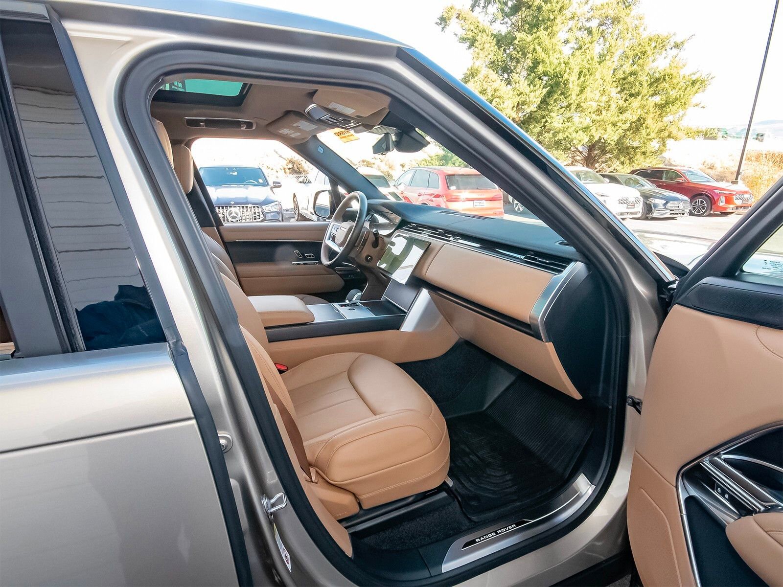 New 2025 Land Rover Range Rover SE image 41