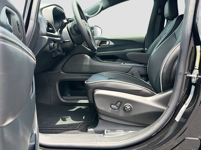 New 2027 Chrysler Pacifica Limited FWD image 19