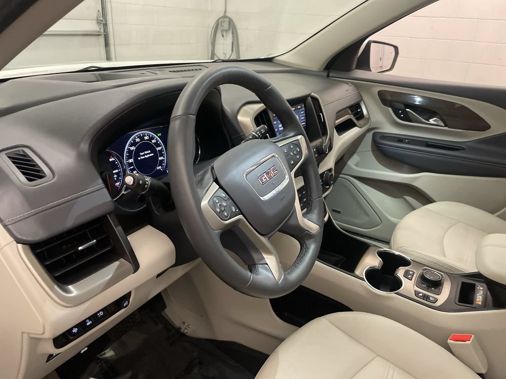 Used 2024 GMC Terrain Denali w/ Denali Premium Package AWD/4WD image 4