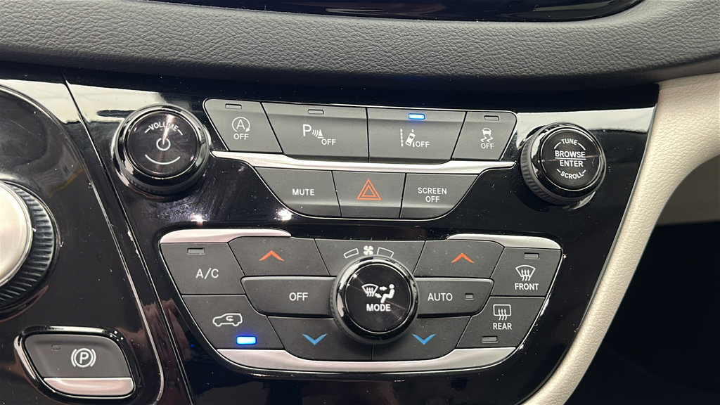 Used 2024 Chrysler Pacifica Touring-L FWD image 19