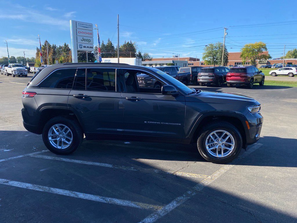 Used 2025 Jeep Grand Cherokee Laredo X image 6