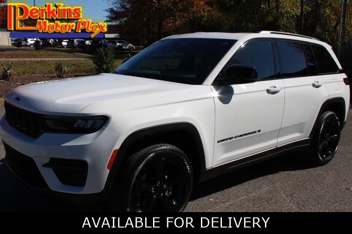 Used 2023 Jeep Grand Cherokee Altitude image 1