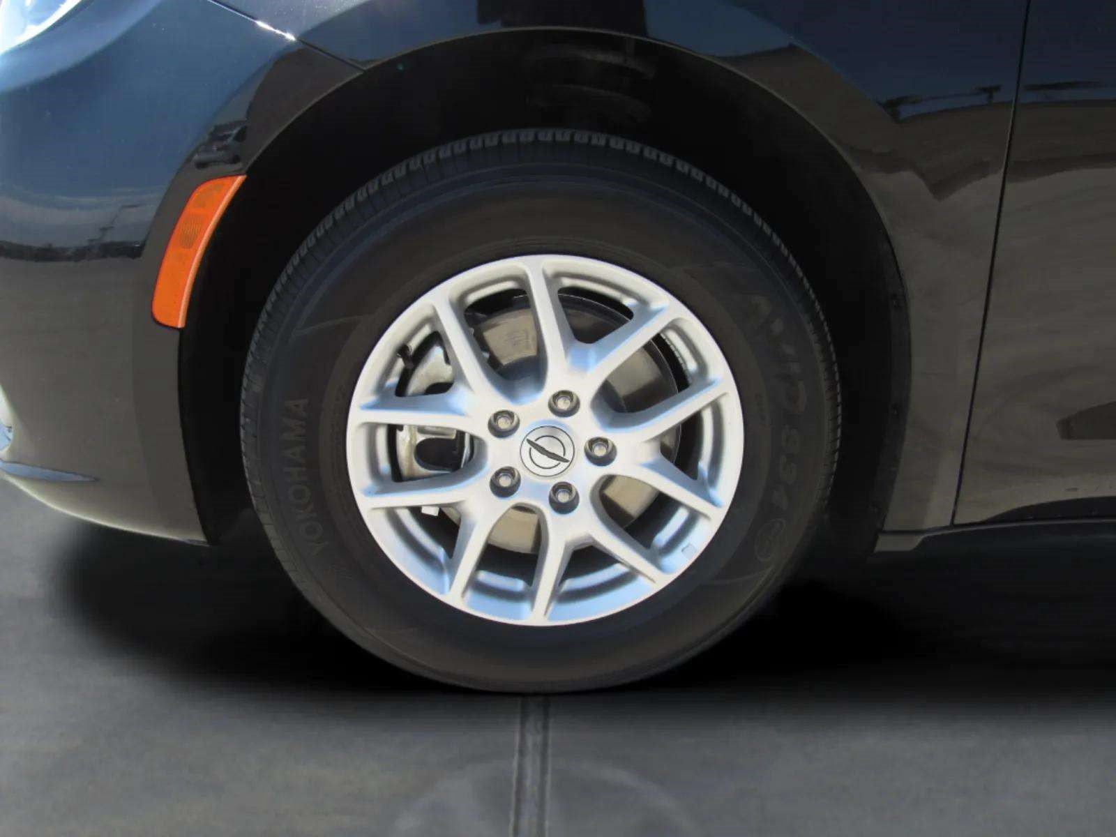 Used 2025 Chrysler Pacifica Select FWD image 4
