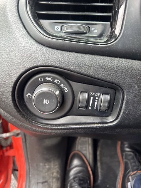 Used 2020 Jeep Renegade Altitude w/ UConnect 8.4 Nav Group FWD image 14