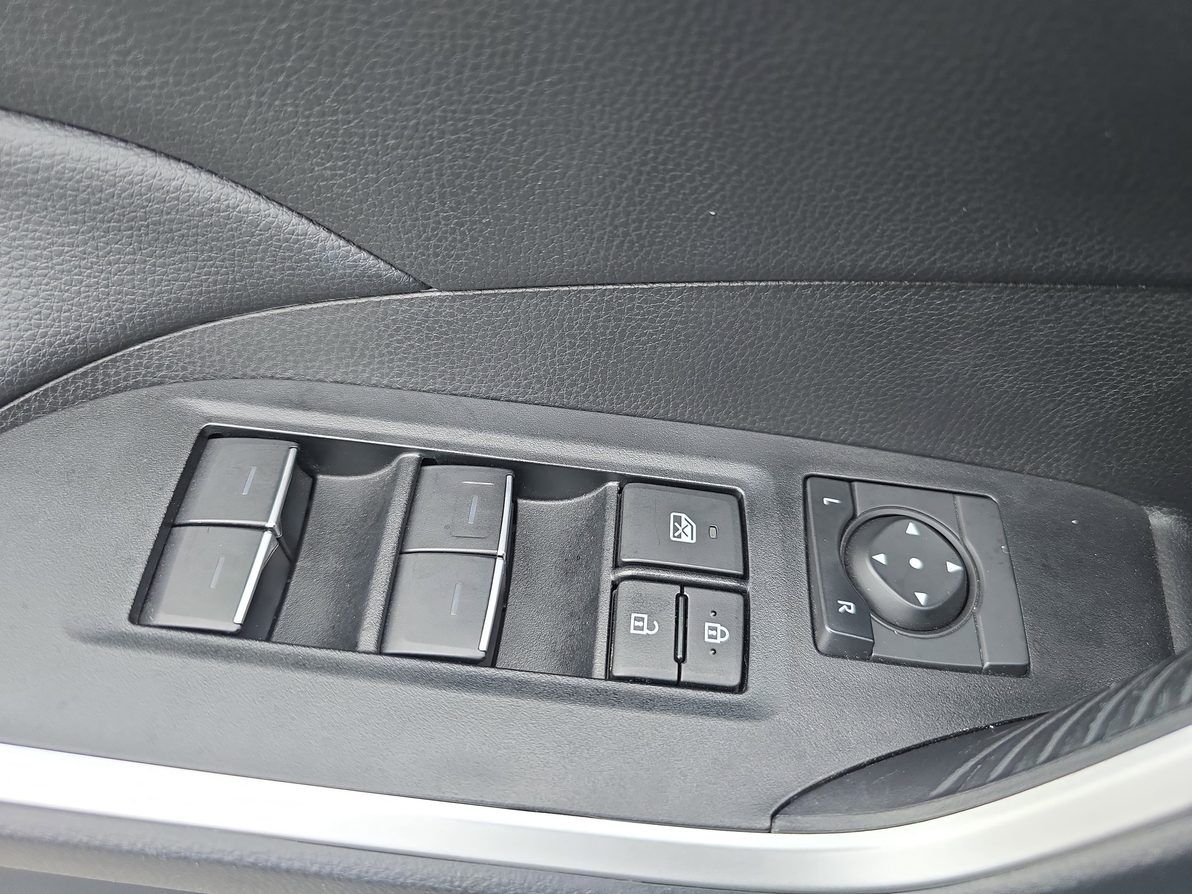 Used 2025 Toyota RAV4 XLE image 28