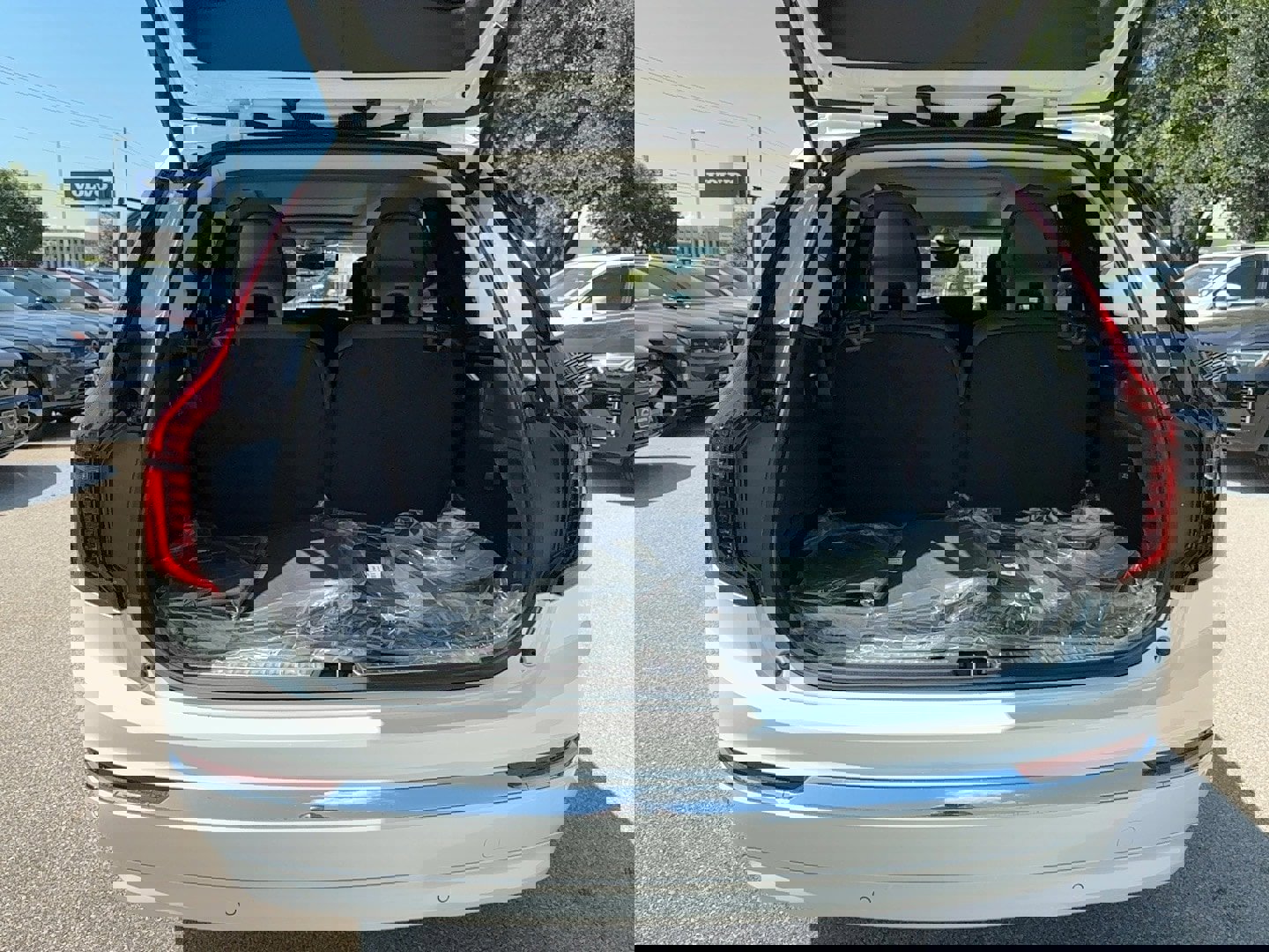 Used 2025 Volvo XC90 B6 Core w/ Climate Package image 26