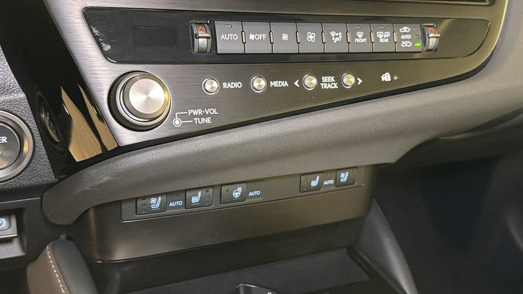 Used 2025 Lexus ES 300h w/ Premium Package image 29