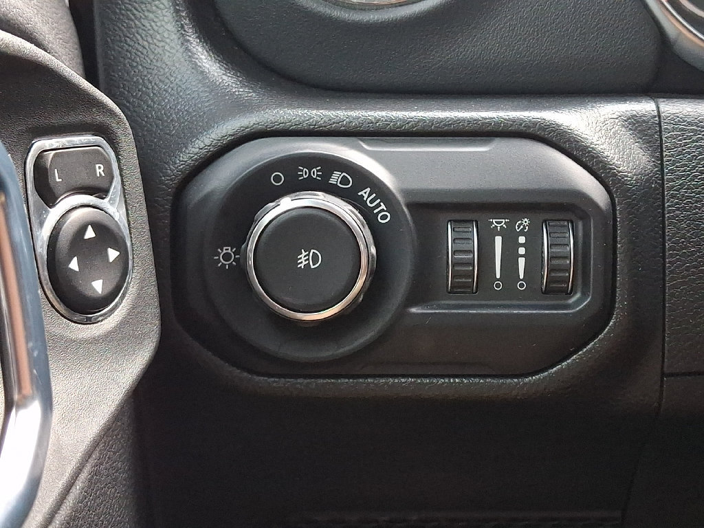 Used 2022 Jeep Wrangler Unlimited Sahara AWD/4WD image 25