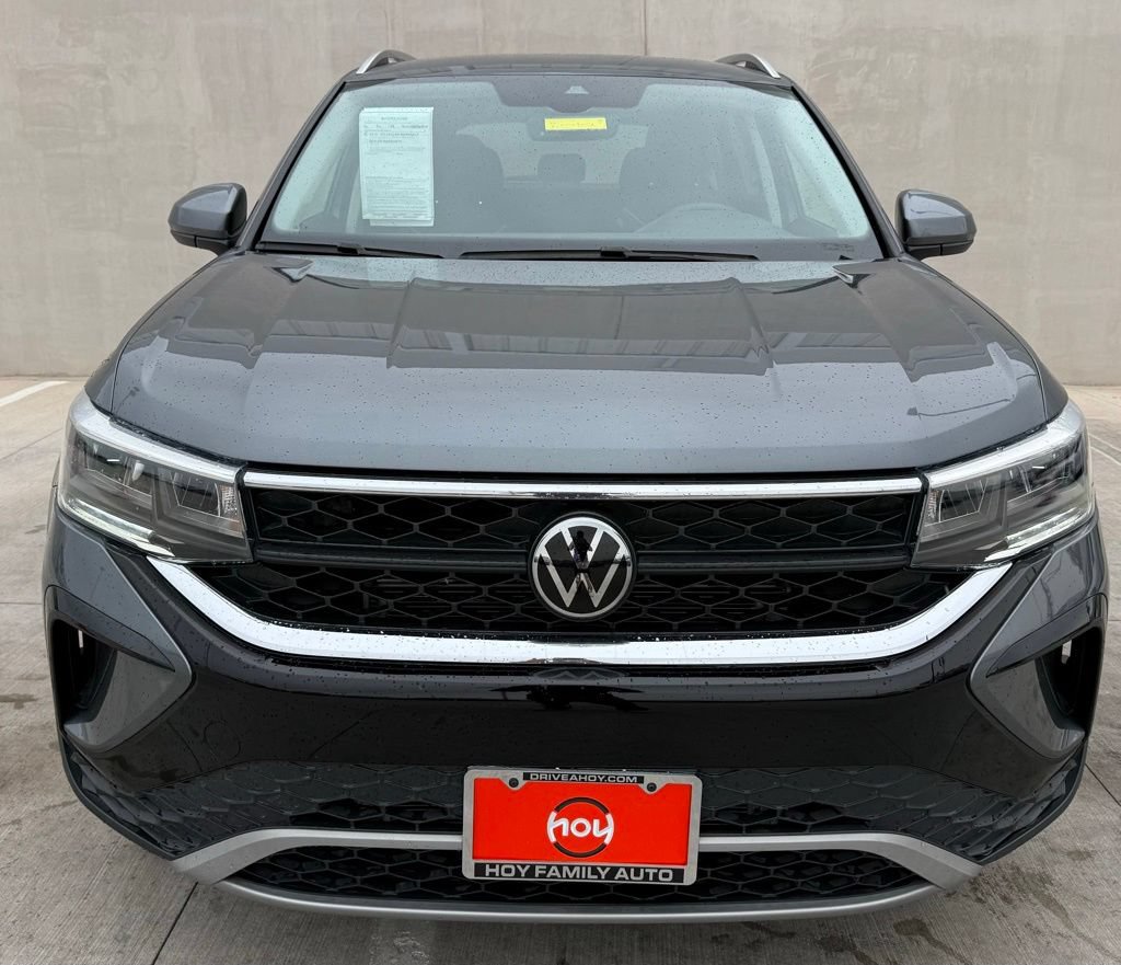 Certified 2024 Volkswagen Taos SE w/ MDO Package FWD image 2