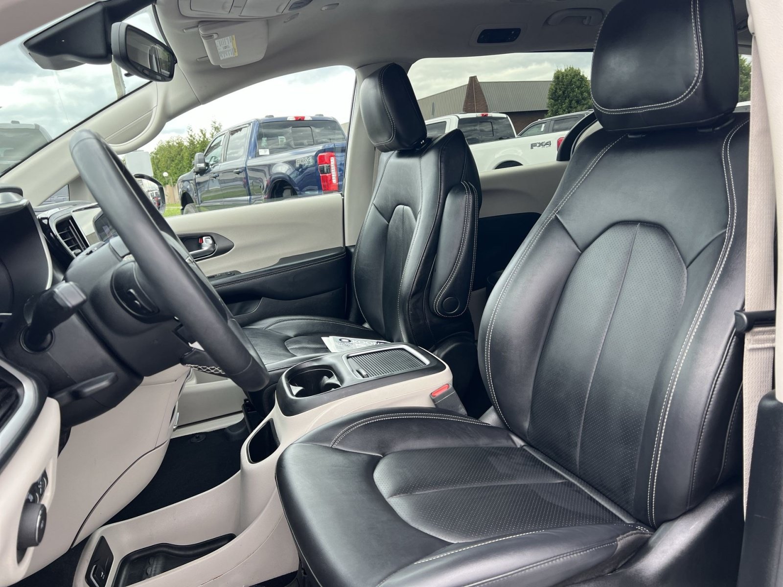 Used 2024 Chrysler Pacifica Limited FWD image 13