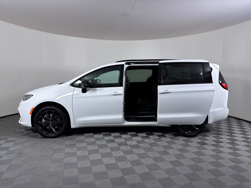 New 2026 Chrysler Pacifica Select w/ S Appearance Package AWD/4WD image 3