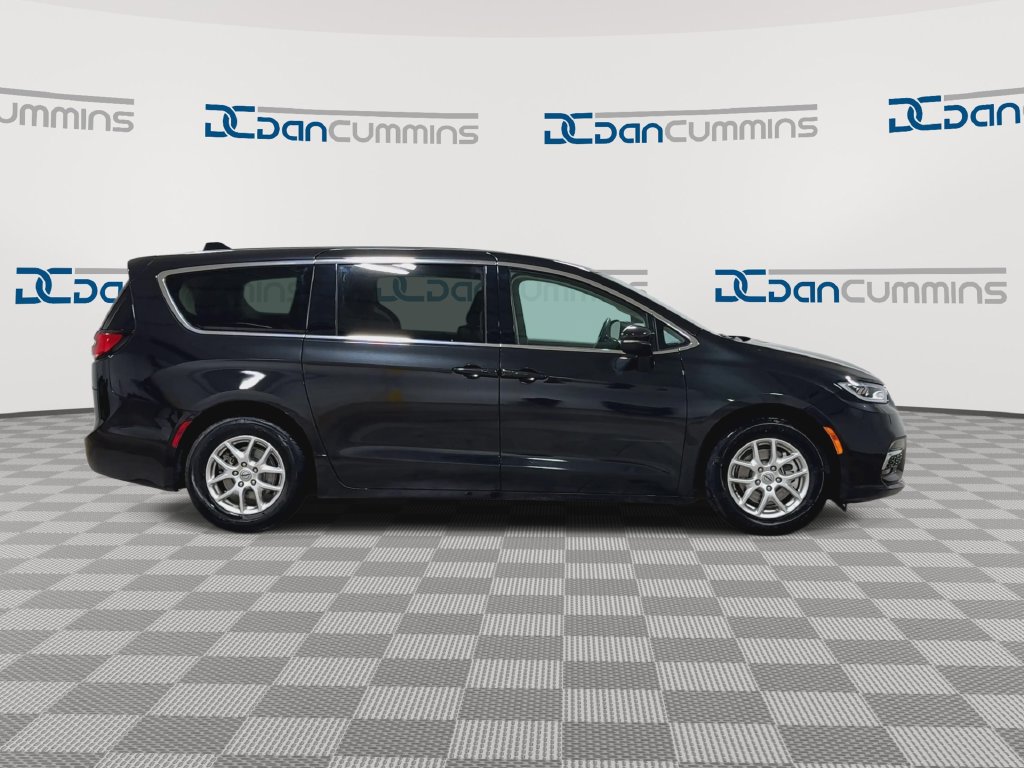 Used 2023 Chrysler Pacifica Touring-L FWD image 2