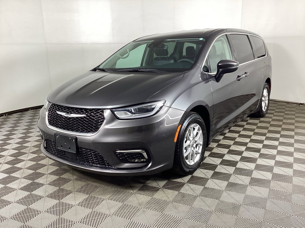 Used 2023 Chrysler Pacifica Touring-L image 5