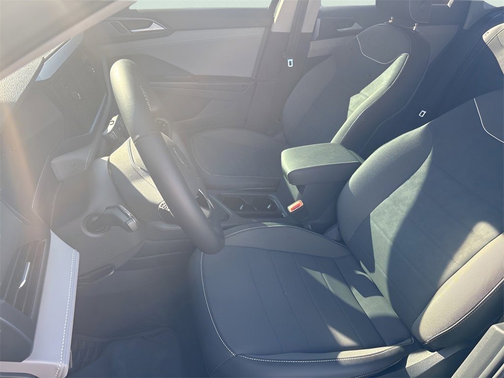 Used 2024 Volkswagen Taos SE w/ Panoramic Sunroof Package image 14