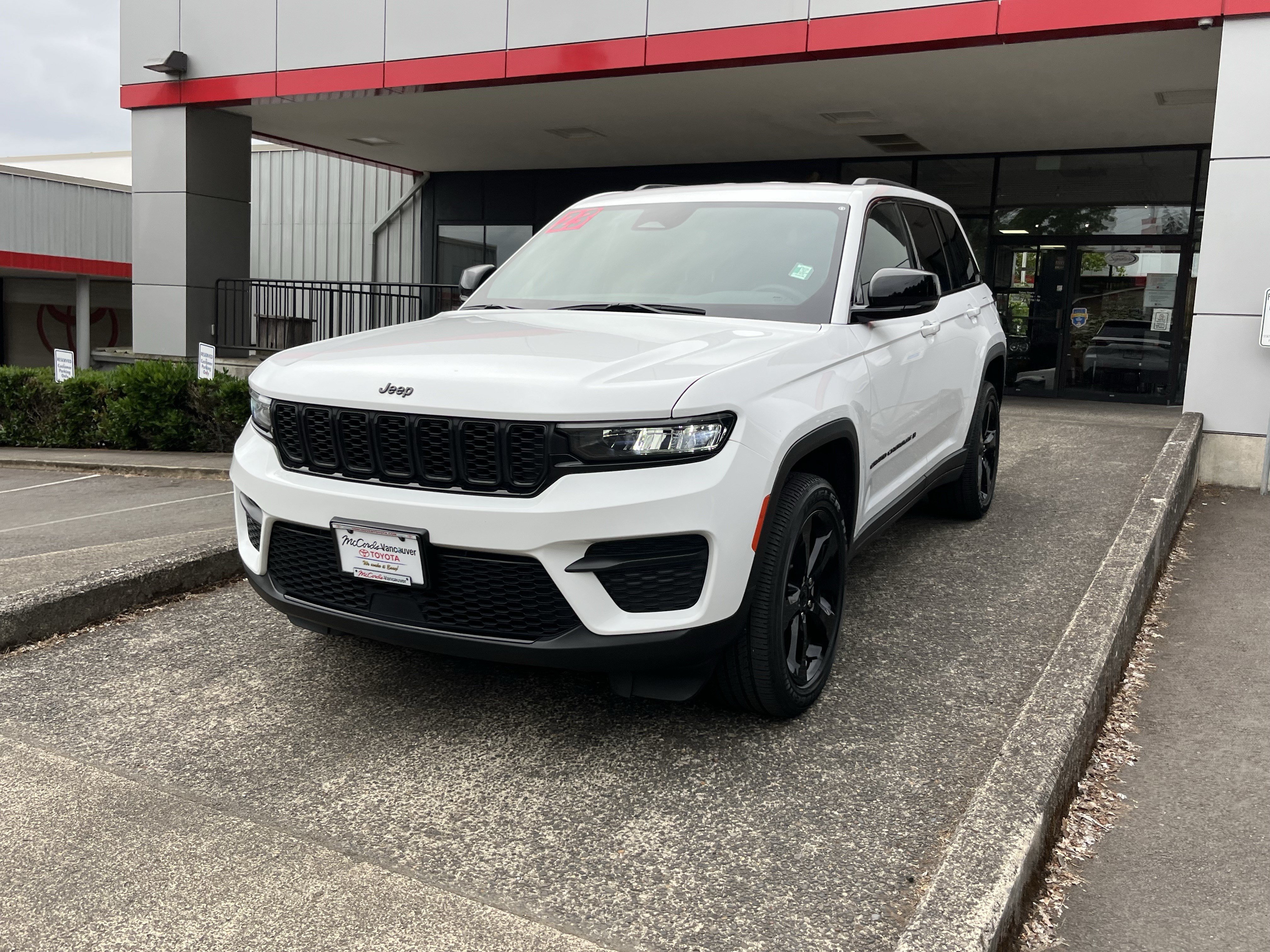 Used 2023 Jeep Grand Cherokee Altitude AWD/4WD image 3