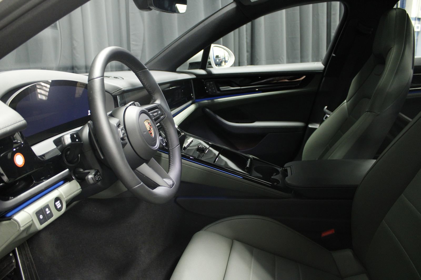 Used 2025 Porsche Panamera 4 image 27