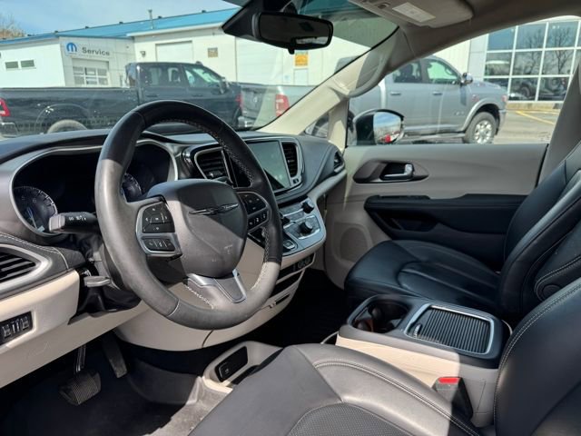 Used 2023 Chrysler Pacifica Touring-L image 39