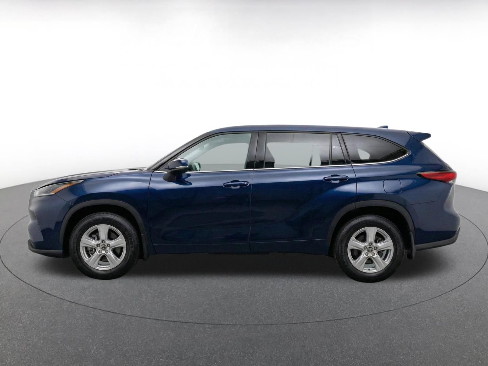 Used 2025 Toyota Highlander LE FWD image 4