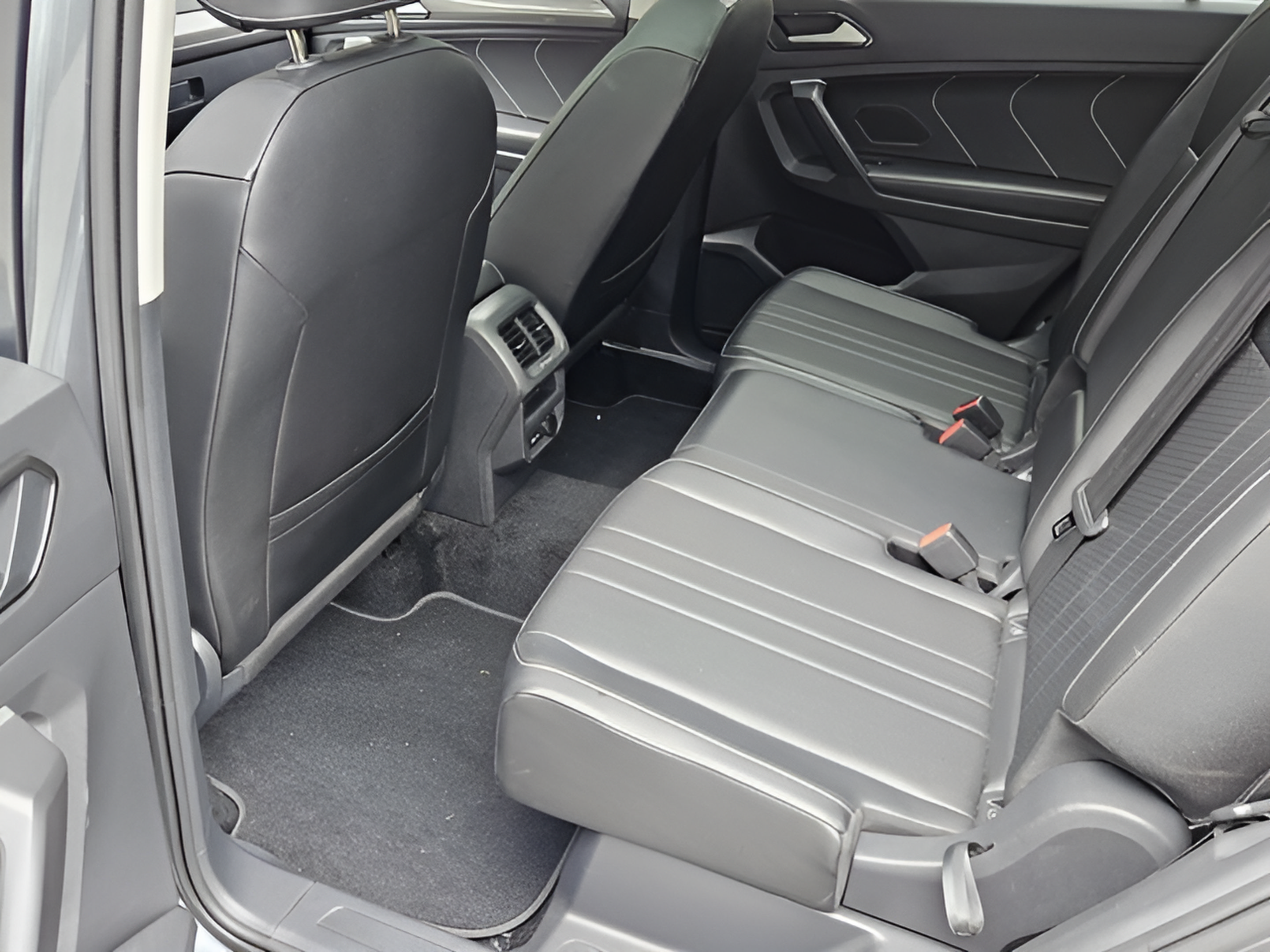 Certified 2023 Volkswagen Tiguan SE w/ Panoramic Sunroof Package FWD image 10
