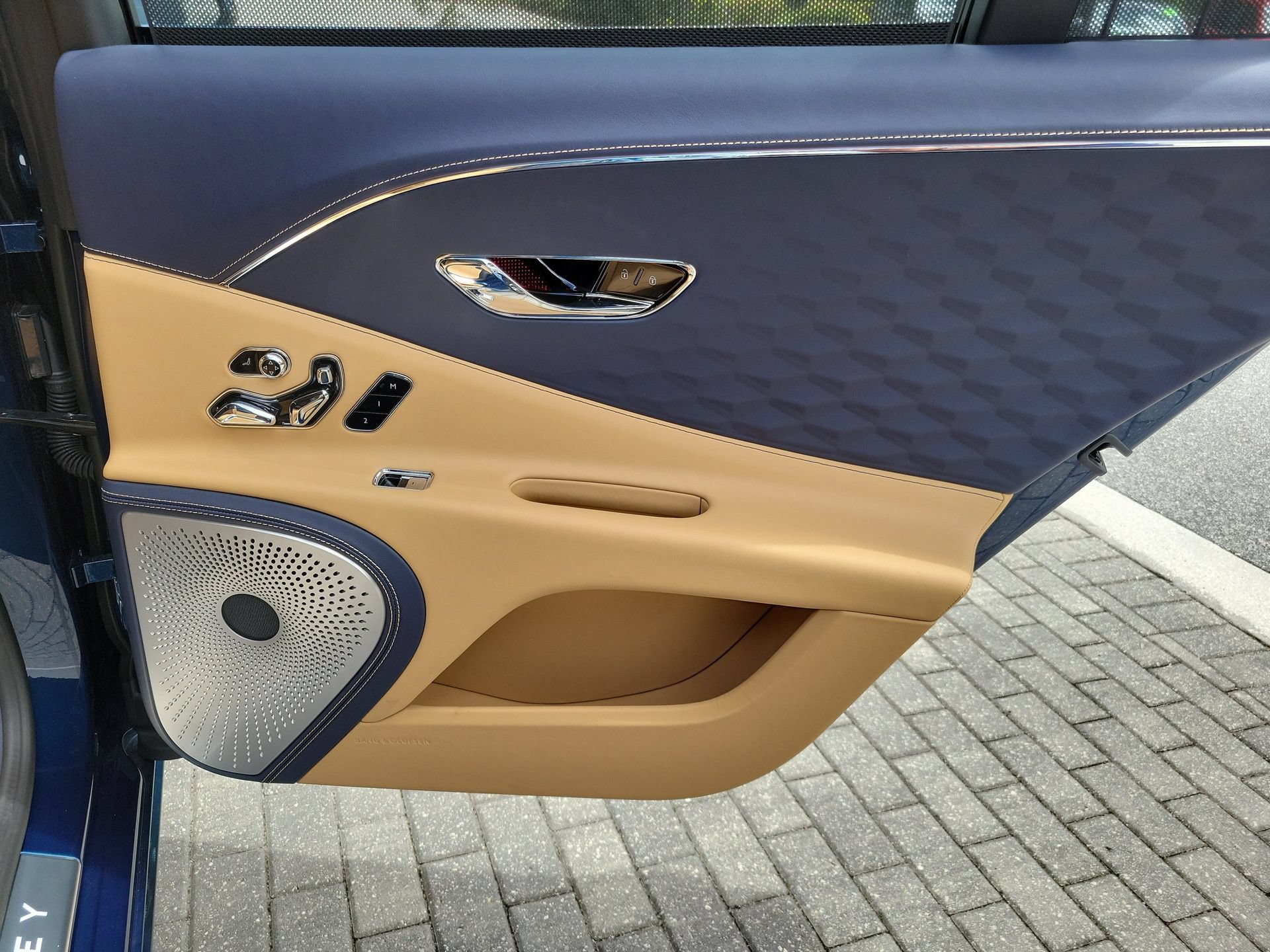Used 2025 Bentley Flying Spur Plug-In Hybrid AWD/4WD image 28