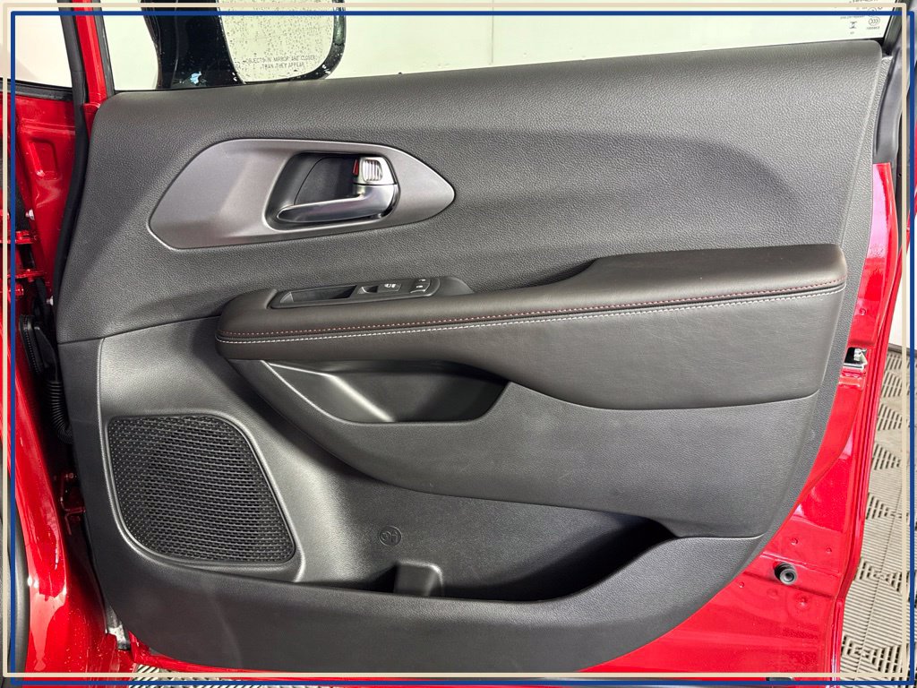 New 2027 Chrysler Pacifica Select AWD/4WD image 38