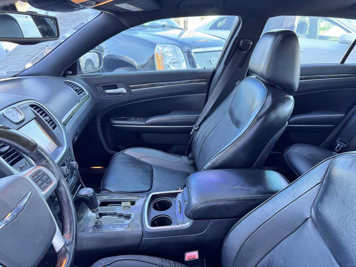Used 2011 Chrysler 300 C RWD image 33