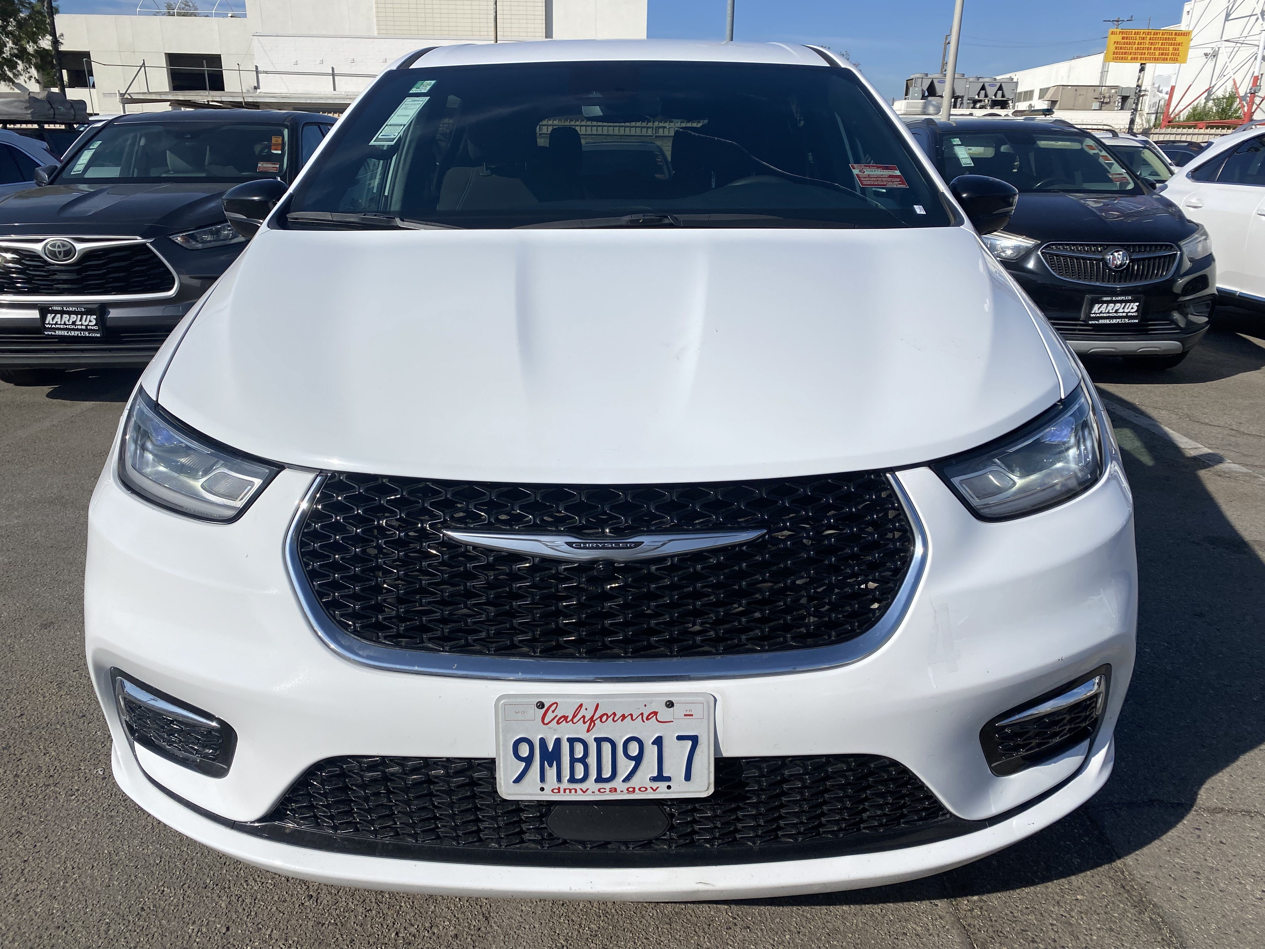 Used 2024 Chrysler Pacifica Touring FWD image 3
