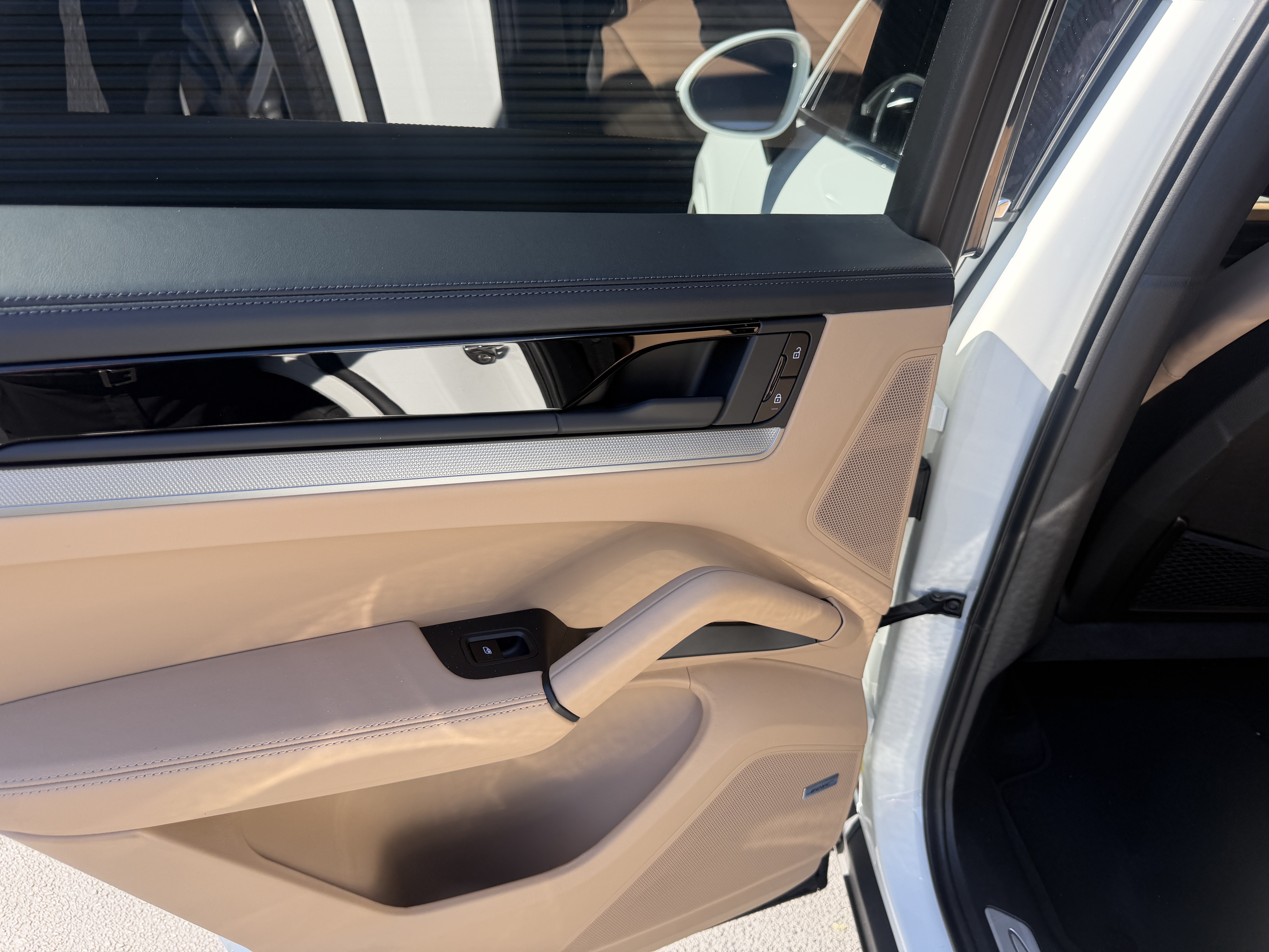 Certified 2025 Porsche Cayenne AWD/4WD image 11