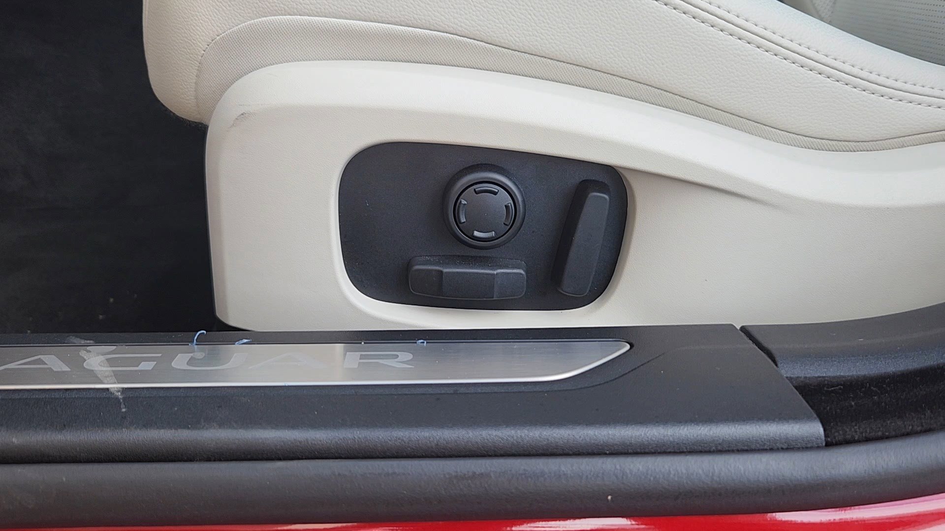 Used 2024 Jaguar XF R-Dynamic SE image 9