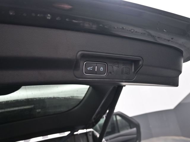 Used 2022 Ford Explorer XLT w/ Equipment Group 202A image 7