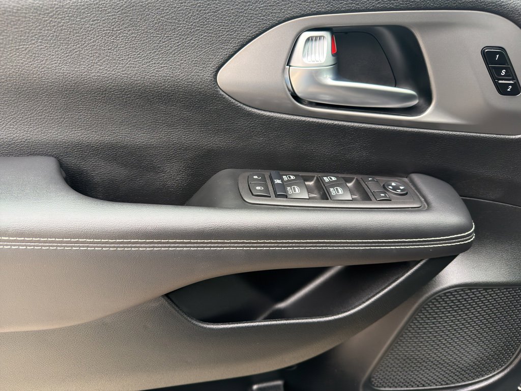 Used 2026 Chrysler Pacifica Select image 14