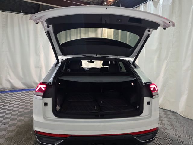 Certified 2022 Volkswagen Atlas Cross Sport SE w/ Panoramic Sunroof Package image 36