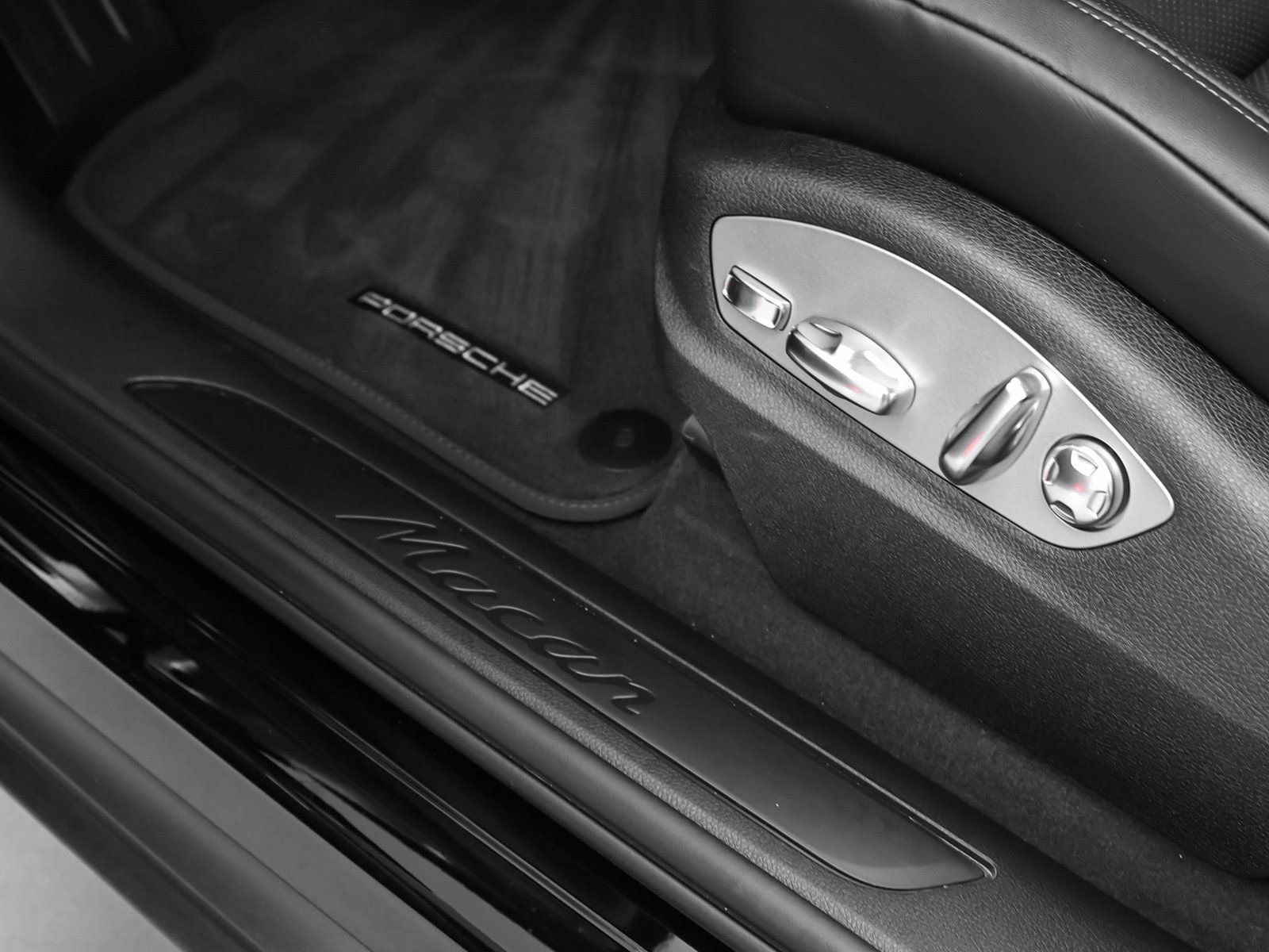 Certified 2025 Porsche Macan image 25