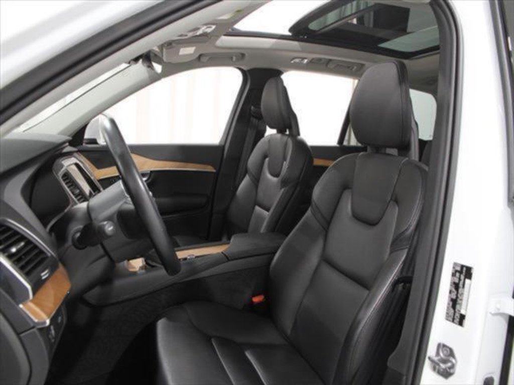 Used 2022 Volvo XC90 T6 Momentum w/ Climate Package image 7