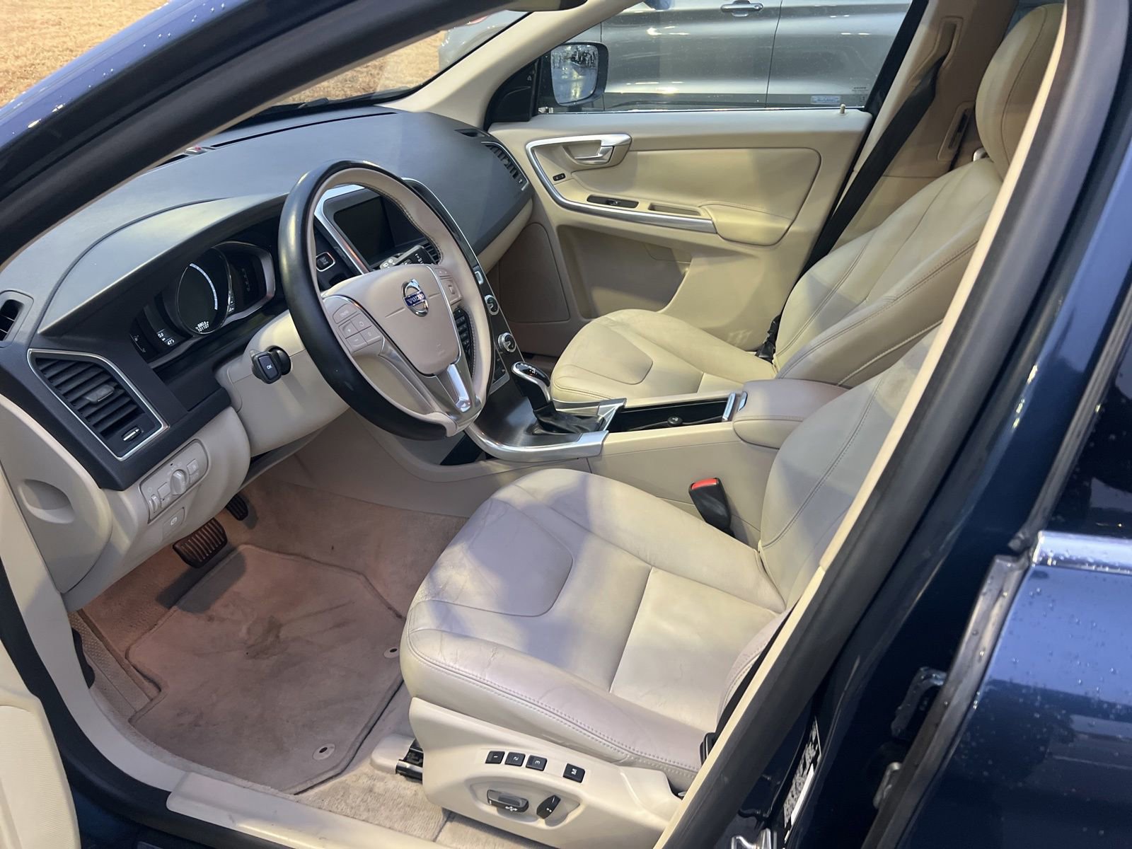 Used 2015 Volvo XC60 T5 Premier image 12