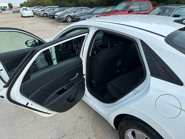 Used 2026 Hyundai Elantra SE FWD image 14