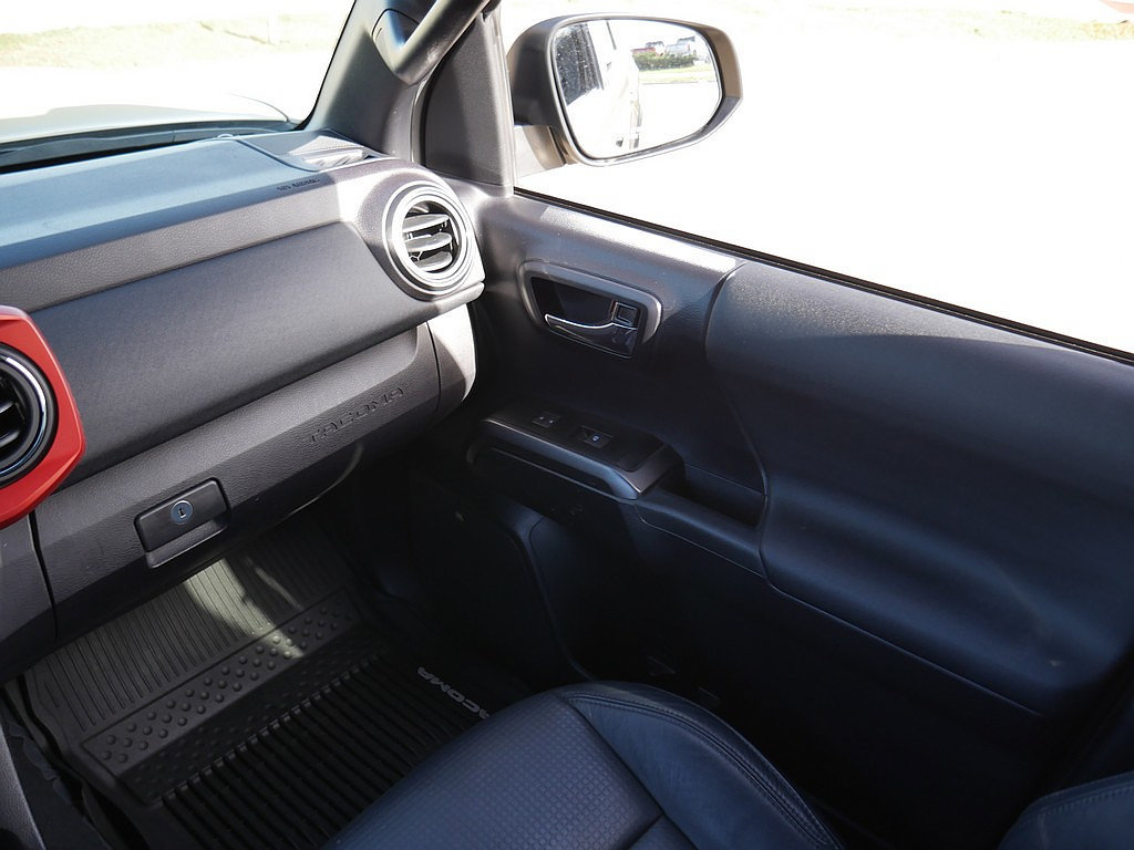 Used 2020 Toyota Tacoma TRD Off-Road w/ TRD Premium Off Road Package AWD/4WD image 25
