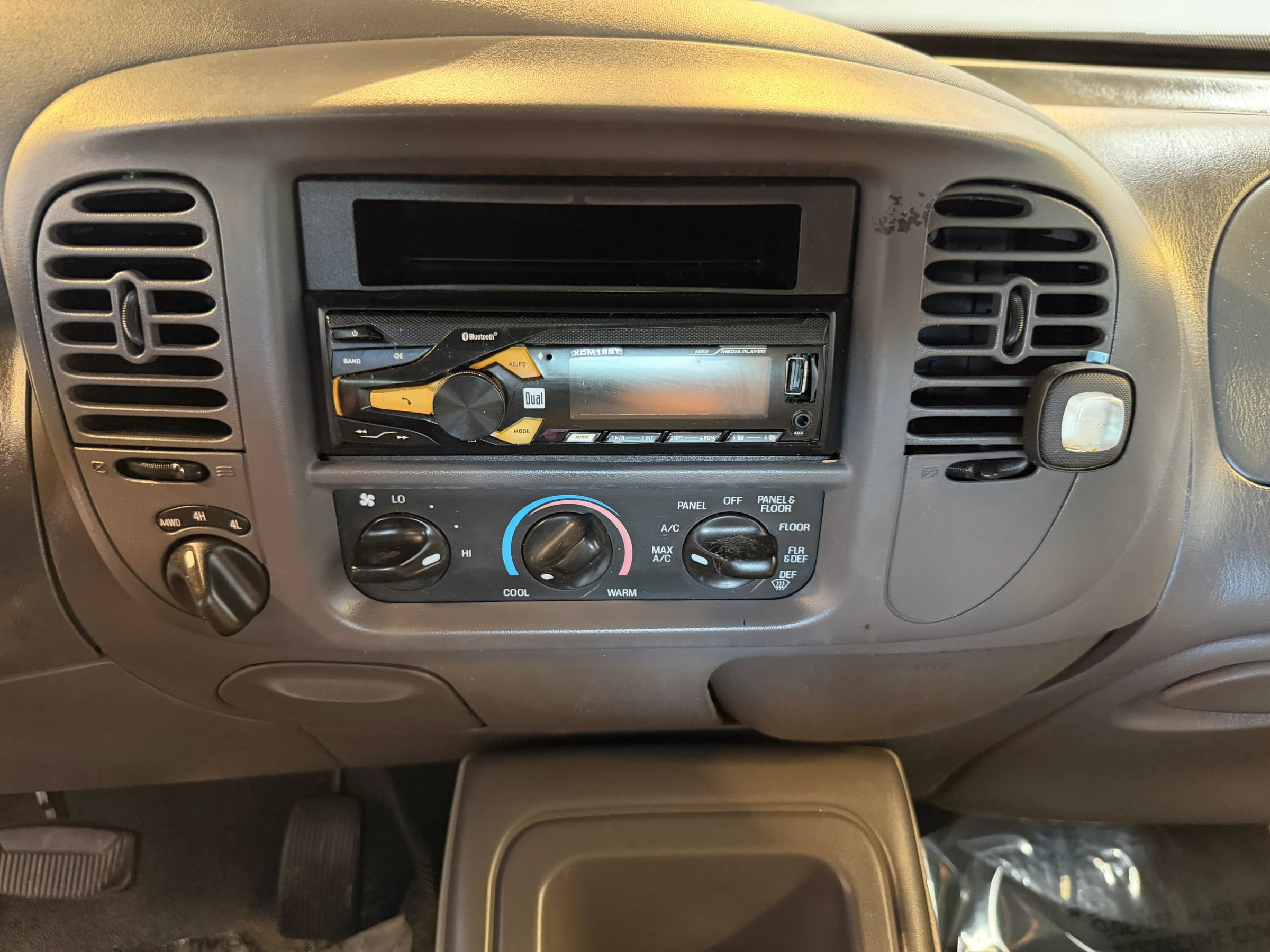 Used 2000 Ford Expedition XLT AWD/4WD image 16