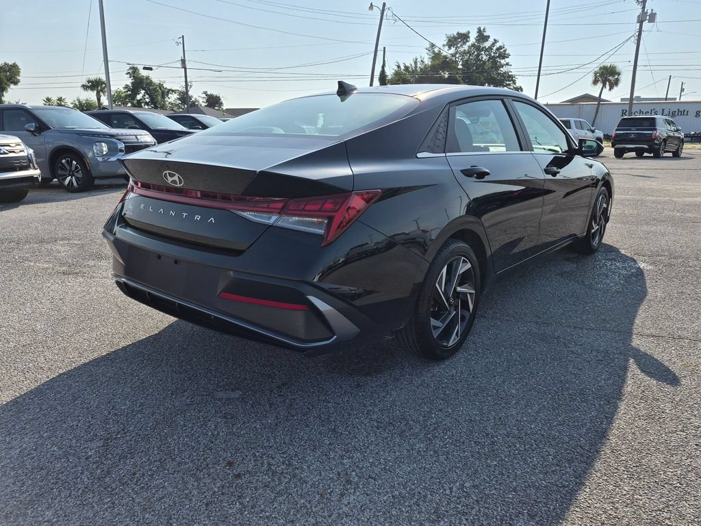 Used 2024 Hyundai Elantra SEL w/ Convenience Package FWD image 5